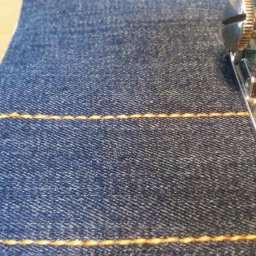 Как прострочить отделочную строчку в три нитки из одной катушки