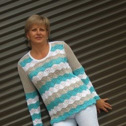 Красивый пуловер с узором из волн