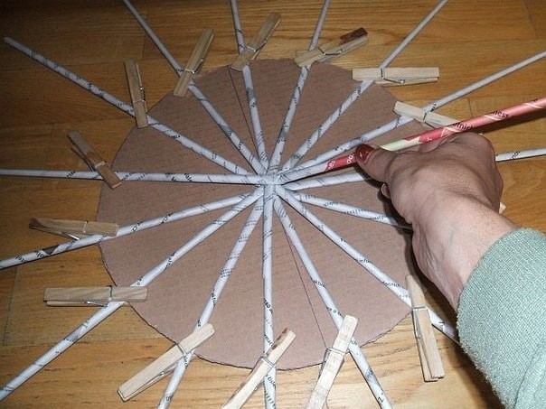 Плетём корзинку из газетных трубочек