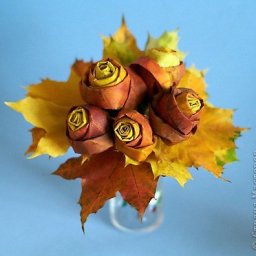 Розы из кленовых листьев