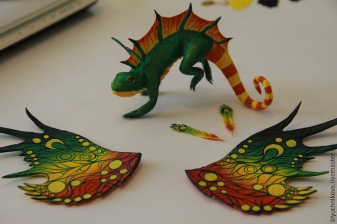 Лепим чудесного интерьерного дракончика из бархатного пластика