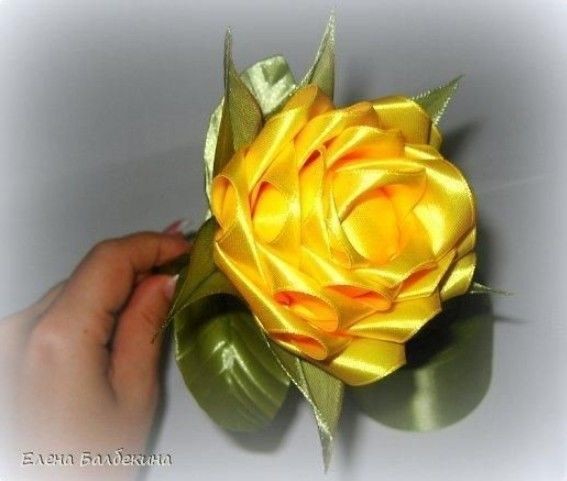 Очень красивая роза из лент