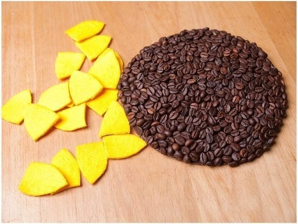 Вазочка-подсолнух из газетных трубочек