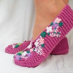 ​Самые простые в исполнении вязаные тапочки