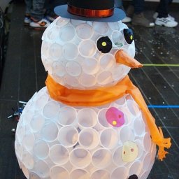 Снеговик из пластиковых стаканчиков