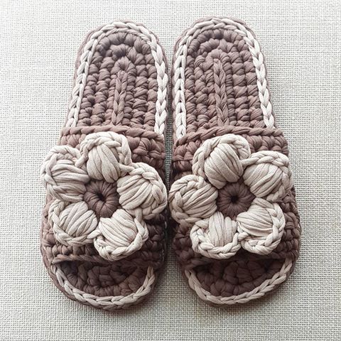 Уютные домашние тапочки из трикотажной пряжи