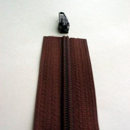 ​Вставляем бегунок в молнию