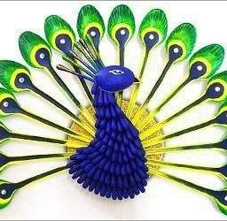 ​Павлин из одноразовых ложек