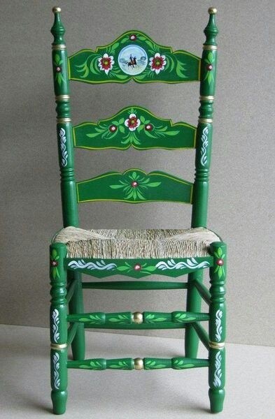 Оригинальная роспись деревянных стульев