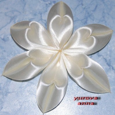 Листочки с сердечками в технике канзаши