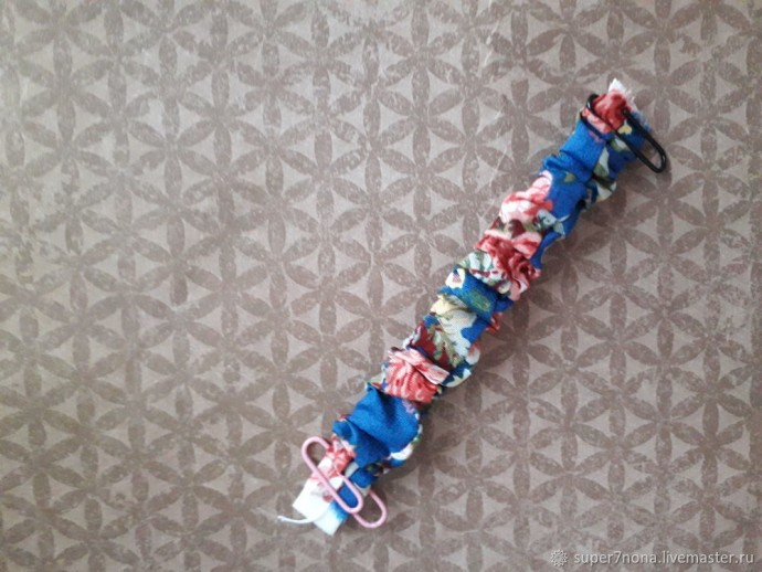 Широкий браслет из ткани и бусин