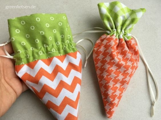 Шьем праздничные декоративные мешочки в форме морковки