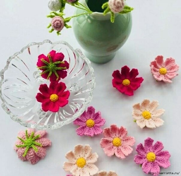 Нежные вязаные цветы
