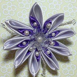 Брошь-цветок канзаши