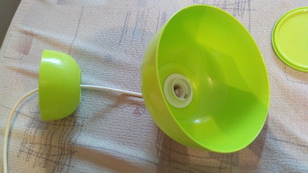 Люстра в тон кухни из двух пластиковых мисок