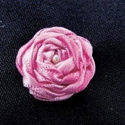 ​Объёмная розочка из скрученной атласной ленты