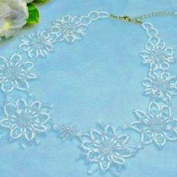 Очень нежное цветочное колье из бисера
