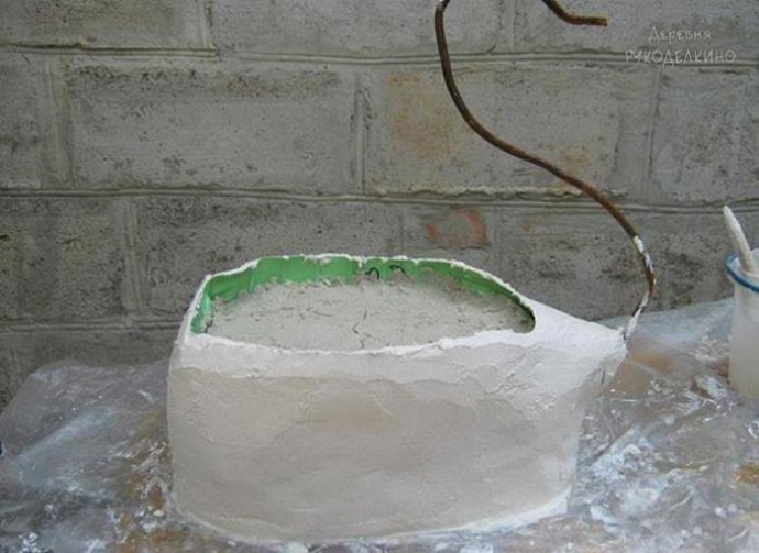 ​Делаем кашпо в виде пары лебедей из гипса и баклажки