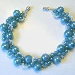 ​Голубой браслет из бусин разного размера