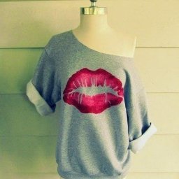 Смелый способ переделки кофты в яркую футболку