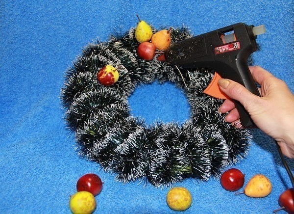 Венок на основе из газеты