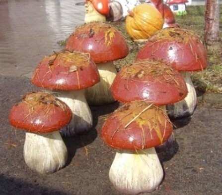 Гриб из монтажной пены для садового участка