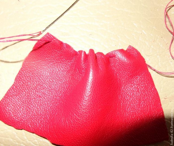 Картина "Корзина клубники из натуральной кожи