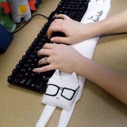 Подушечка в виде котика под клавиатурой