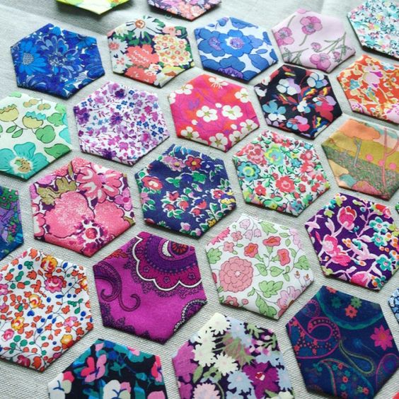 Подушки с красивыми лоскутными узорами