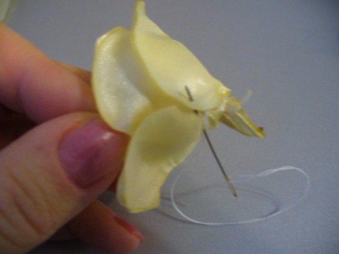 Роза из атласных лент