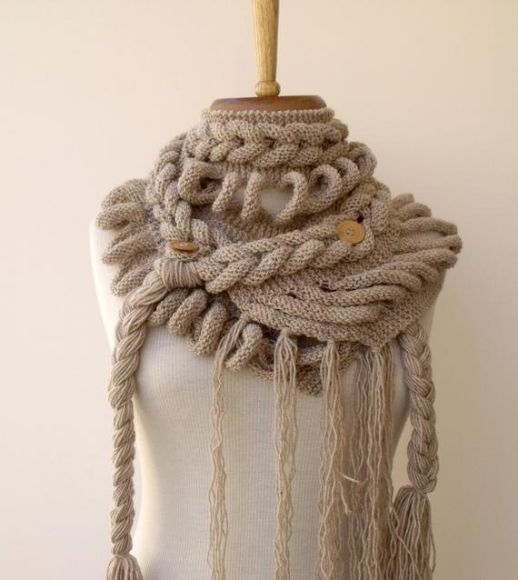 Шапочка и шарф спицами в необычной технике