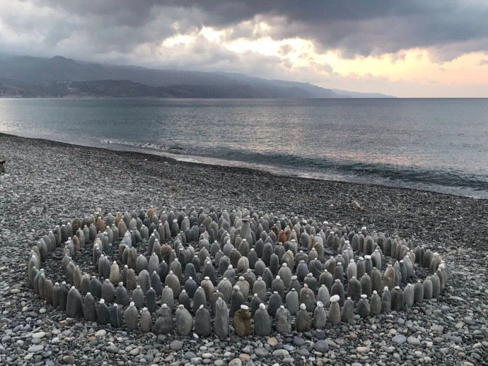 Умиротворяющие композиции из камней на пляже Умиротворяющие композиции из камней на пляже