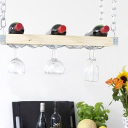 Оригинальная подвесная полка для напитков и бокалов своими руками