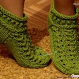 Укороченные ажурные носочки спицами