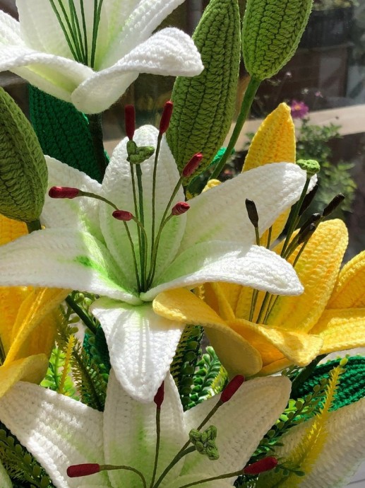 Нежные лилии крючком