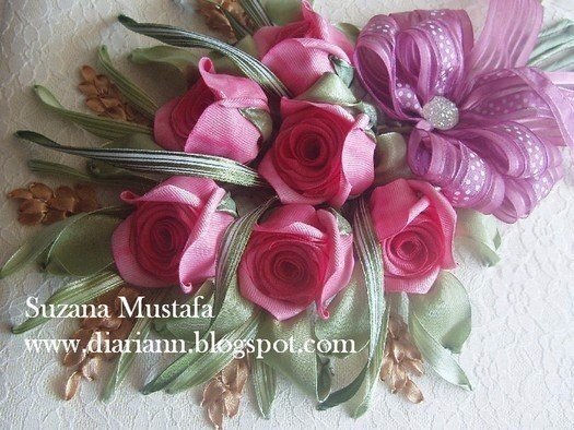 Розы из атласных лент