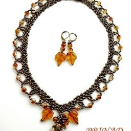Гарнитур из бисера: колье и сережки