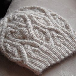 Интересный узор на спицах для шапки