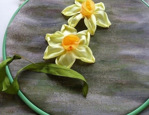 Вышиваем нарциссы лентами