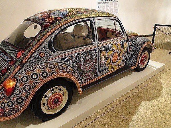 ​Машина, полностью покрытая узорами из бусин: идея для творчества