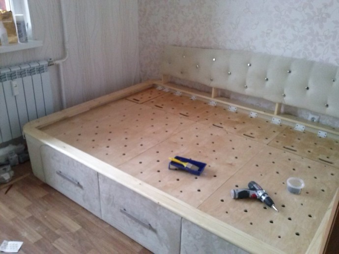 Самодельная угловая кровать с полками