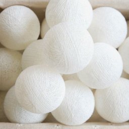 Снежки для декора из клея и ниток