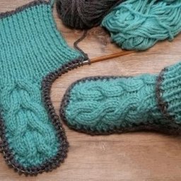 Тапочки с объёмными косами на спицах