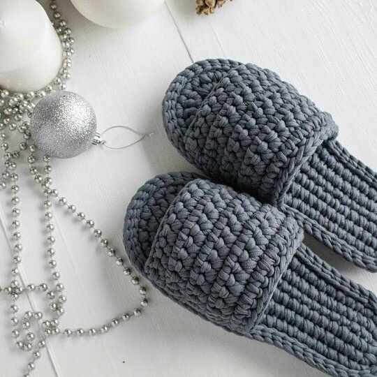 Уютные домашние тапочки из трикотажной пряжи