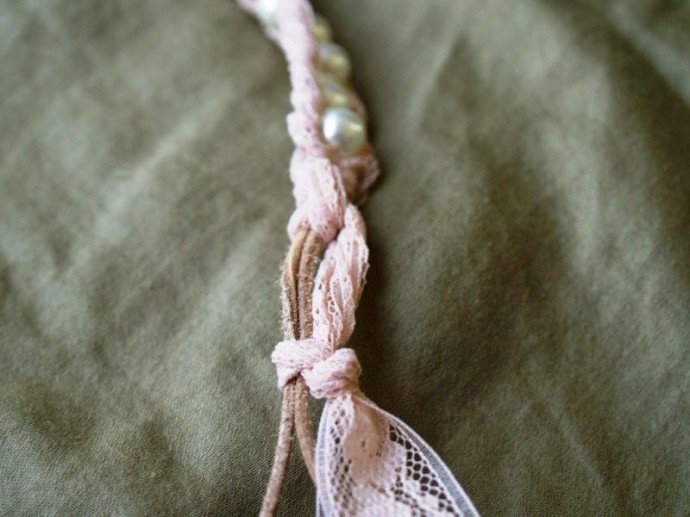 Браслет на кожаных шнурках, кружева и бусинок