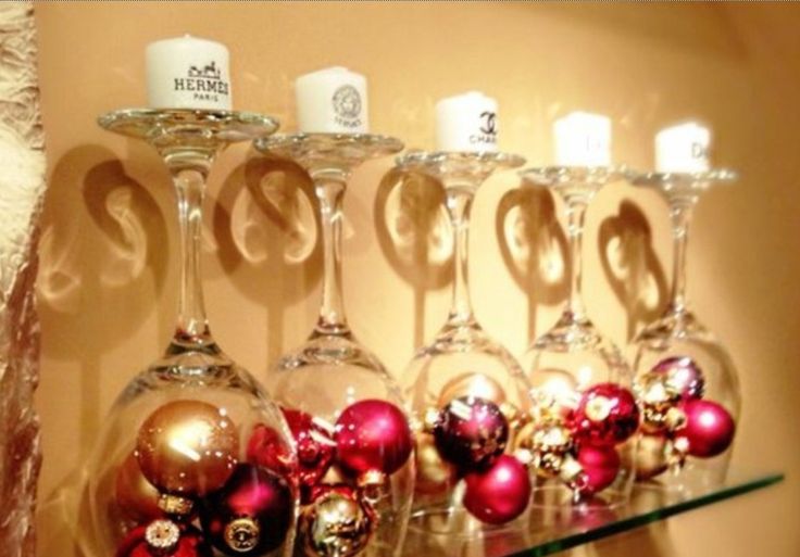 Декор свеч бокалами с елочными шарами: идеи