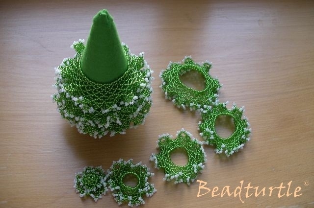 Елочка из бисера: зеленая красавица