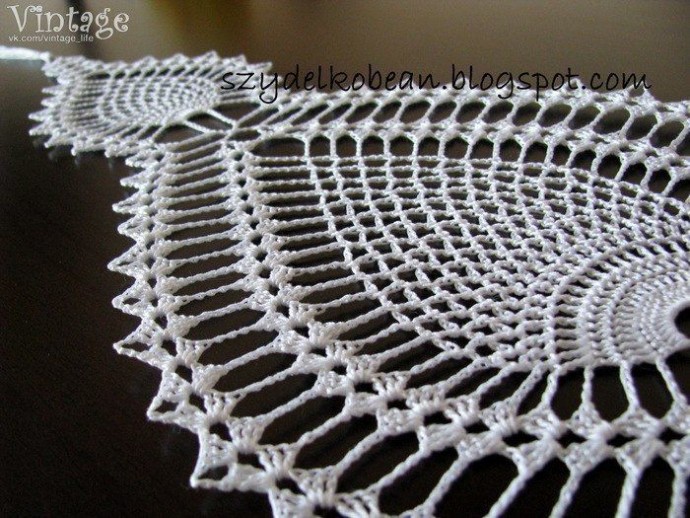 Изысканная продолговатая салфетка крючком