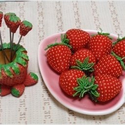 Клубника из бисера — аппетитный декор, способный стать изюминкой интерьера