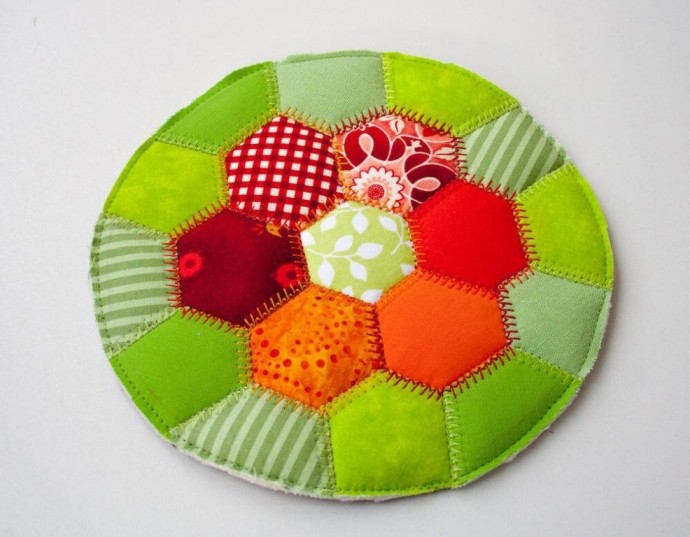 Яркая радужная подставка под горячее